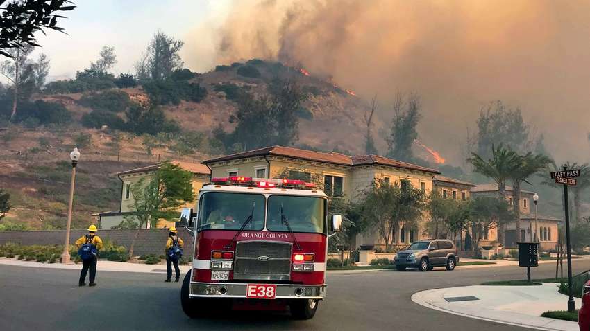 Десятки тисяч сімей змушені покинути домівки через лісові пожежі у США: опубліковані жахливі фото