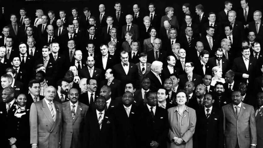 Головоломка для найуважніших: лише 1% людей можуть знайти панду, заховану серед бюрократів