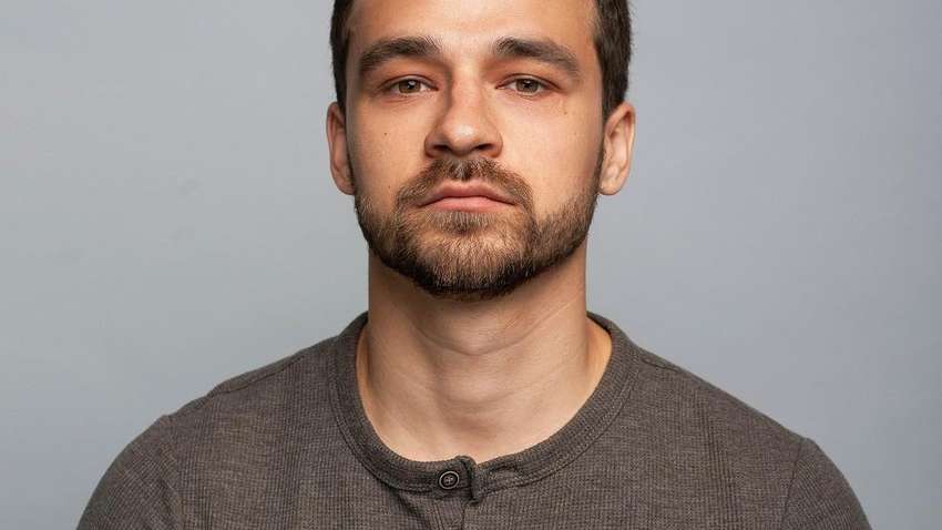 Актор Данііл Мірешкін: ми потрапили під артобстріл в окопі, за 200 метрів від позицій росіян  