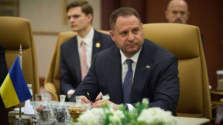 Єрмак приїхав на переговори в Аравію у брендовому костюмі за 170 тисяч (ФОТО) Єрмак приїхав на переговори в Аравію у брендовому костюмі за 170 тисяч (ФОТО)