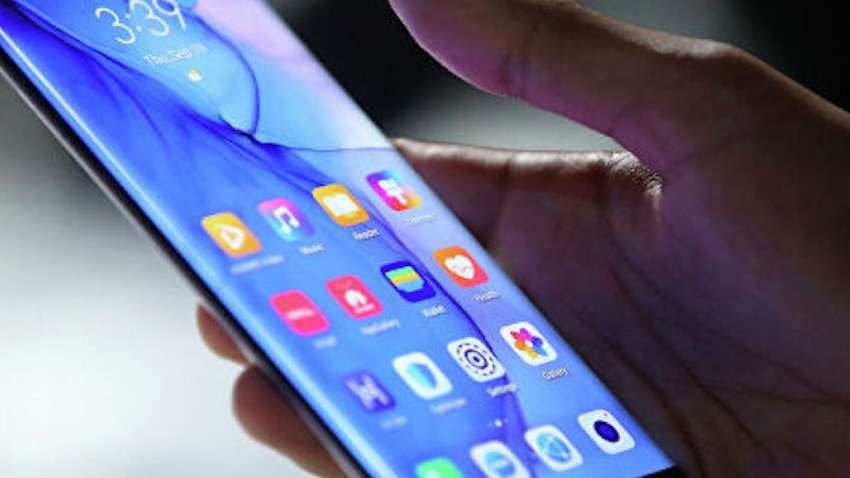 "Е-бабуся" й "Е-дідусь": навіщо насправді в ОП хочуть "озброїти" пенсіонерів смартфонами