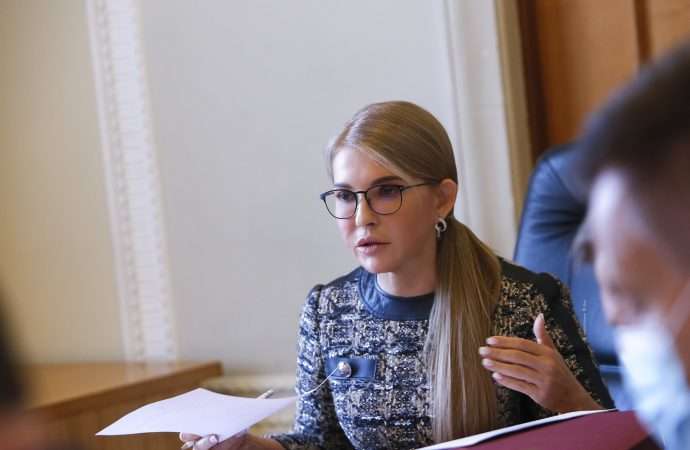 З новою зачіскою та в сукні зі шкіряними вставками:Тимошенко  прийшла у Раду в стильному образі