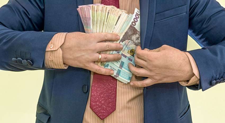 Что не так с зарплатами чиновников: как мотивировать и не дать стать коррупционером