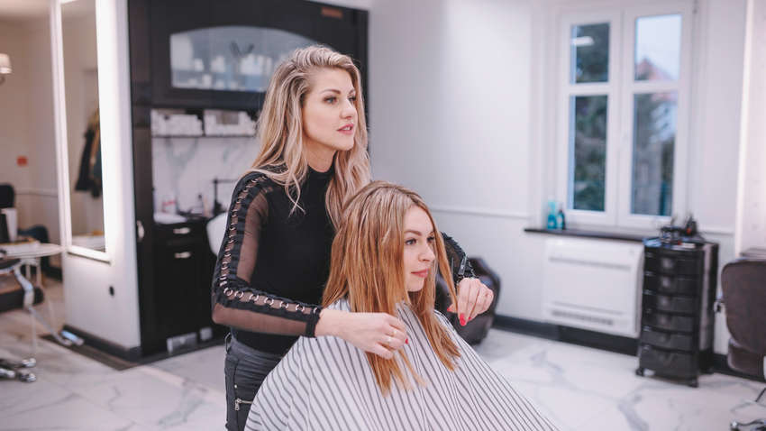 Місячний календар: кращі дні для стрижок та фарбування волосся у листопаді