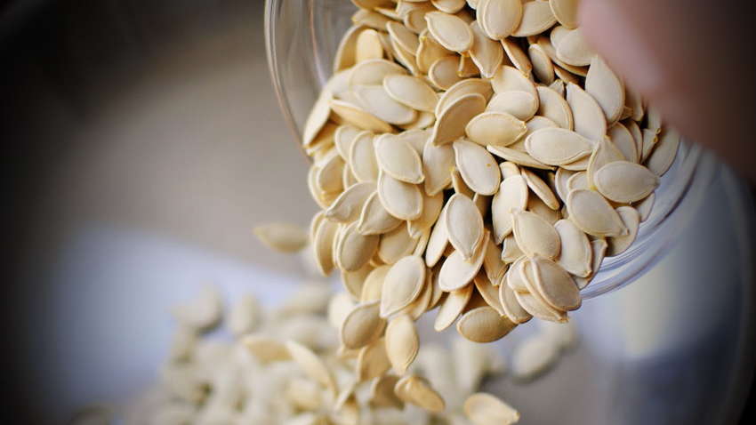 Почему осенью нужно употреблять тыквенные семечки