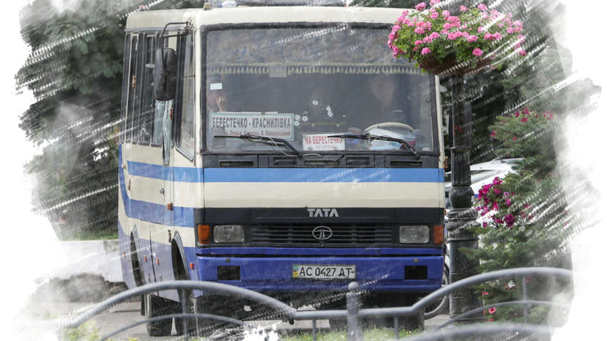 В Луцке начали выпускать заложников: из автобуса вышли три человека  В Луцке начали выпускать заложников: из автобуса вышли три человека