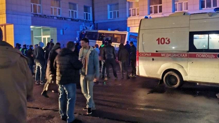 Страшна аварія в Новгороді - пасажирський автобус протаранив будівлю університету: є загиблі Страшна аварія в Новгороді - пасажирський автобус протаранив будівлю університету: є загиблі