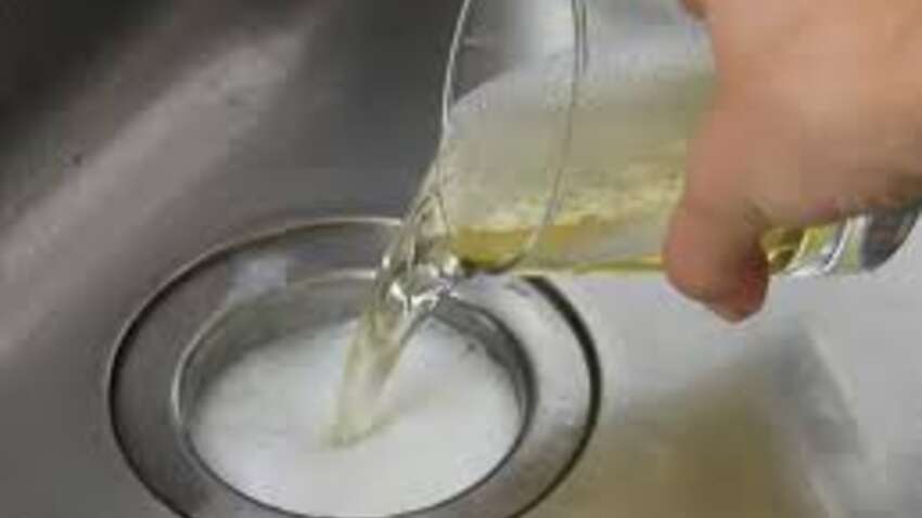 Зачем лить уксус в слив на ночь: бытовой трюк, о котором сожалеют, что не знали раньше