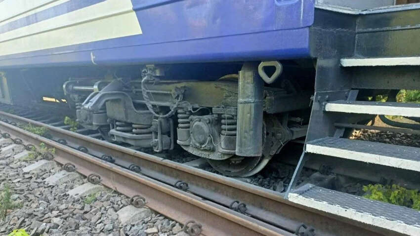В Украине поезд сошел с рельсов: в "Укрзализныци" раскрыли детали