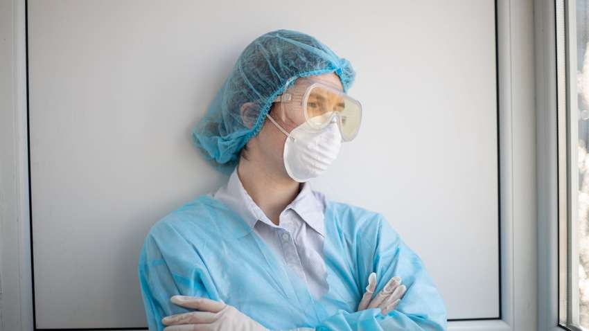 Майже 34 тисячі медиків звільнилися з початку пандемії COVID-19