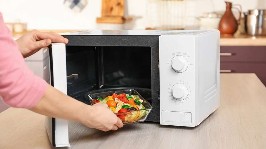Названо продукти, які не варто розігрівати у мікрохвильовці