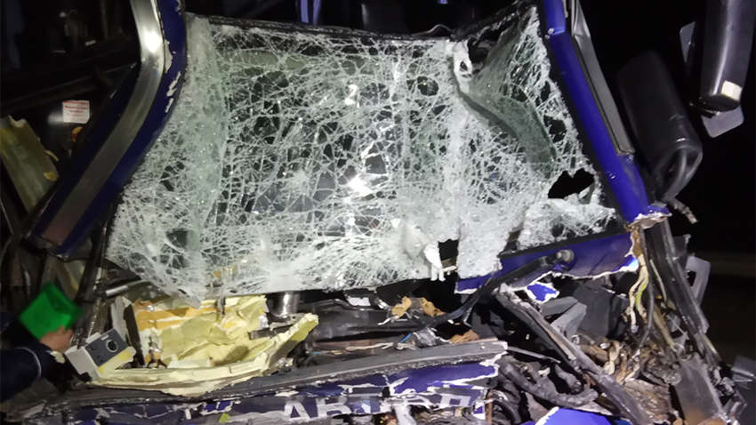 На Николаевщине автобус врезался в грузовик: 17 пострадавших