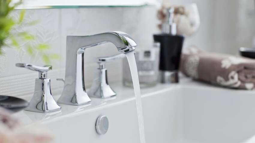 Вапняний та мильний наліт на кранах легко видалити: секрет у поширеному продукті Вапняний та мильний наліт на кранах легко видалити: секрет у поширеному продукті