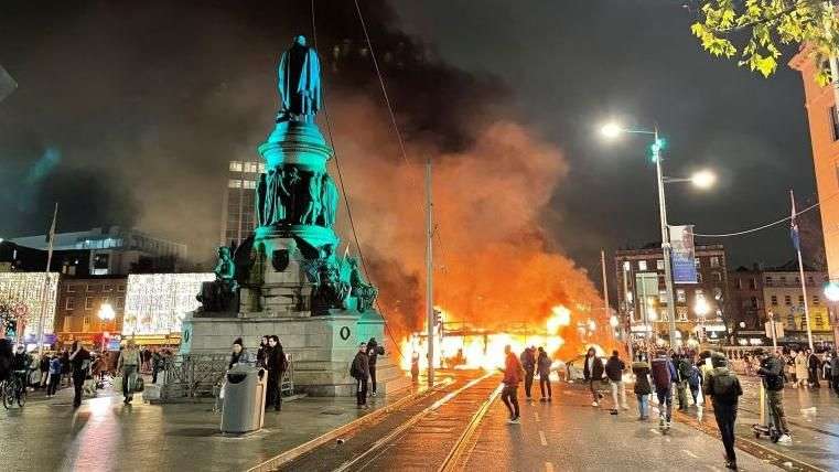 После нападения на детей в Ирландии вспыхнули беспорядки После нападения на детей в Ирландии вспыхнули беспорядки