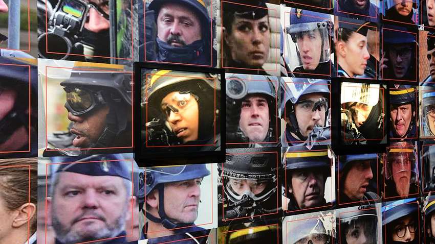 Против цензуры: в Берлине на выставке показали лица четырех тысяч французских полицейских Против цензуры: в Берлине на выставке показали лица четырех тысяч французских полицейских