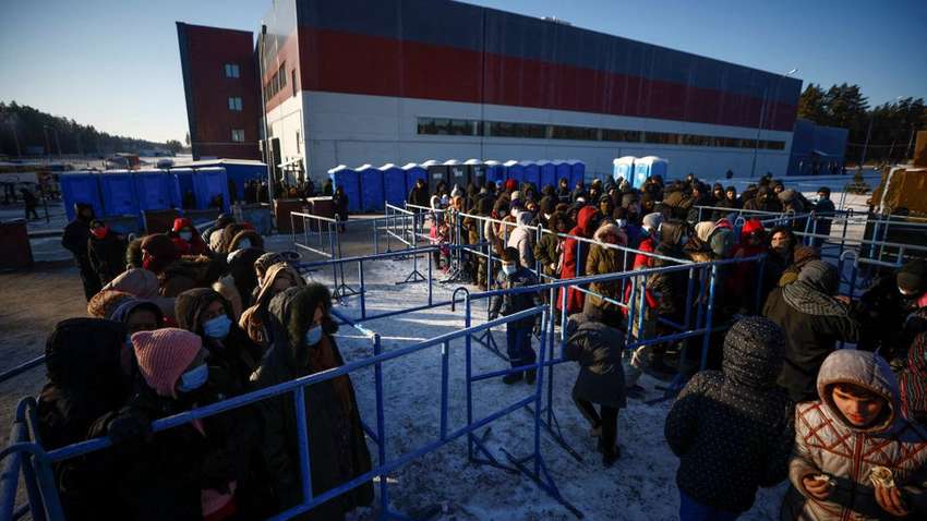 Спят на матрасах на белорусском складе: сотни мигрантов все еще надеются попасть в ЕС