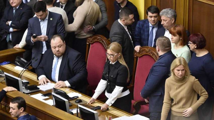 У Раді сталася бійка, Тимошенко зайняла місце Разумкова