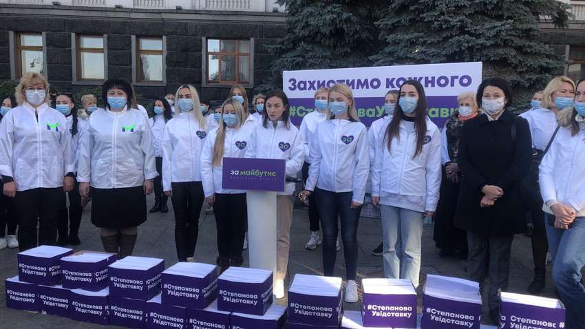 Партія "ЗА МАЙБУТНЄ" вручила Зеленському півмільйона підписів за відставку Степанова