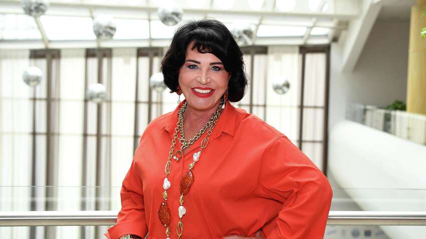 Бджоли покусали бабусю: росіяни висміяли перетягнуте обличчя відомої співачки (ФОТО)