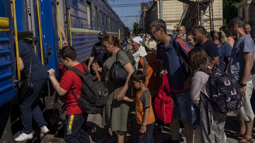 Тисячі людей потребують термінової евакуації: на які дві області націлився Путін