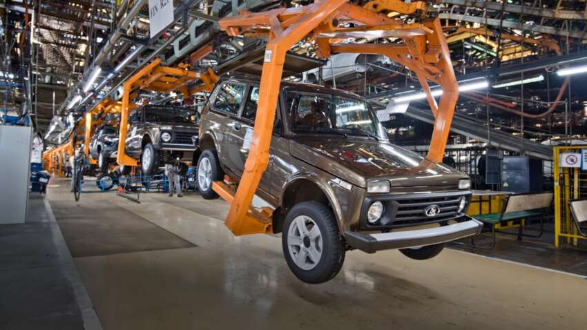 «АвтоВАЗ» скорочує випуск авто на 40%, зарплати – до 40 тисяч рублів. Російський автопром не витримує тиску санкцій