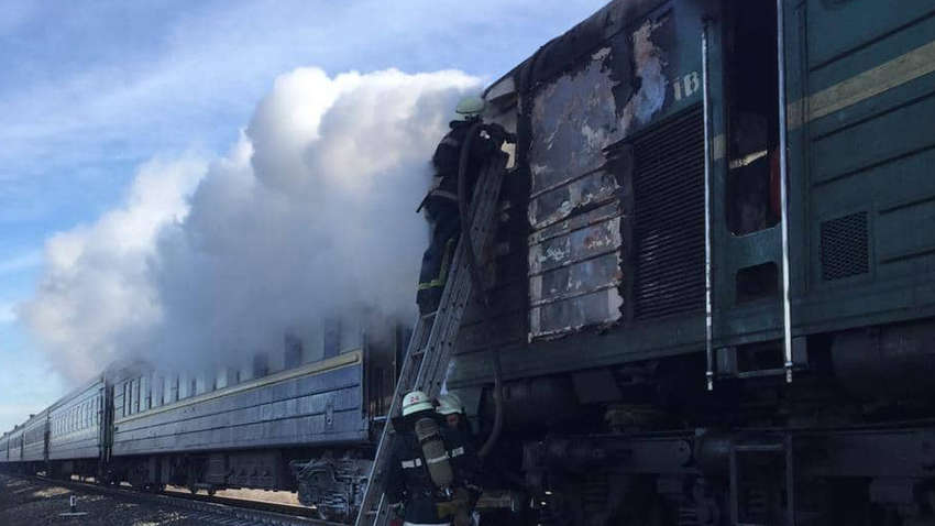 Фотофакт: под Николаевом на ходу загорелся пассажирский поезд «Харьков – Херсон»