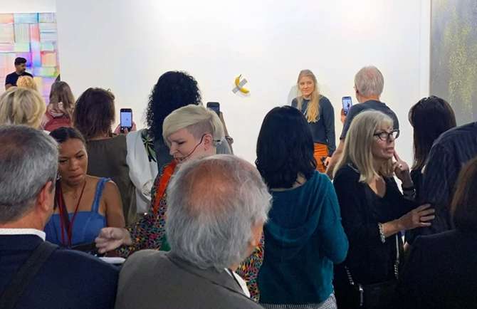 Банан, приклеєний скотчем до стіни: дивний арт-об'єкт купили за 120 тисяч доларів