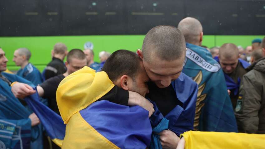 Страшные пытки и нет мышечной массы: реабилитолог показал, какими бойцы возвращаются из плена (ФОТО 18+) Страшные пытки и нет мышечной массы: реабилитолог показал, какими бойцы возвращаются из плена (ФОТО 18+)