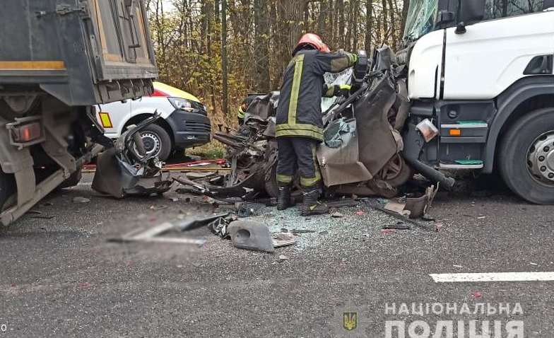 В Черкасской области страшное ДТП: Ланос зажало между двумя фурами, погибла женщина и ее 5-летний сын В Черкасской области страшное ДТП: Ланос зажало между двумя фурами, погибла женщина и ее 5-летний сын