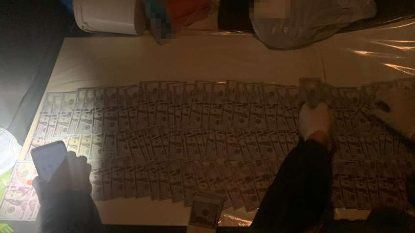 Двух чиновников задержали на взятке в 2,5 миллиона гривен, - СБУ