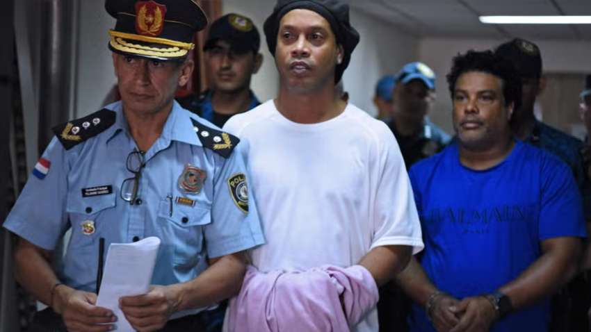 Полиция разыскивает популярного футболиста Роналдиньо: какая причина Полиция разыскивает популярного футболиста Роналдиньо: какая причина