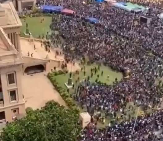 На Шри-Ланке протестующие захватили резиденцию президента На Шри-Ланке протестующие захватили резиденцию президента