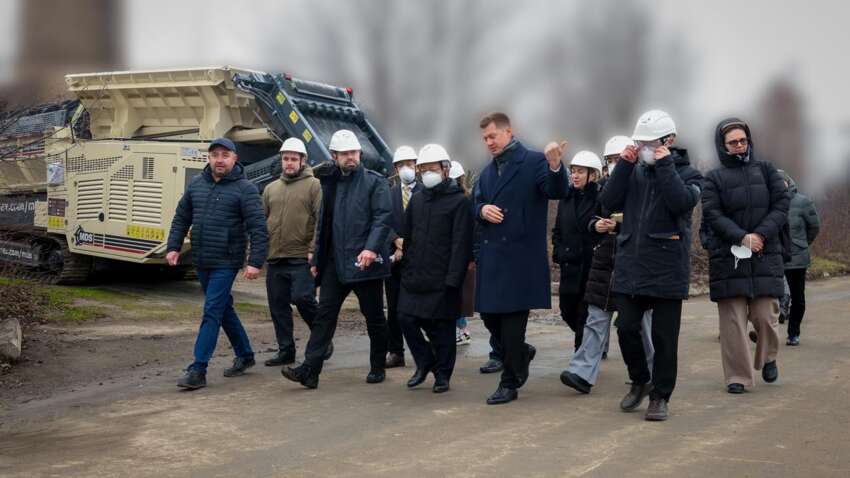 У Бородянці японська техніка перетворює руїни на матеріали для нових домівок — партнери оцінили прогрес відбудови У Бородянці японська техніка перетворює руїни на матеріали для нових домівок — партнери оцінили прогрес відбудови