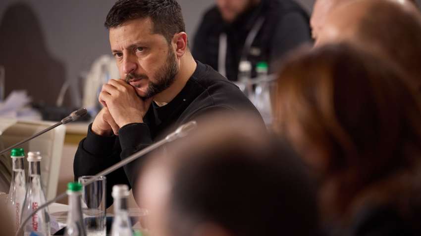 Зеленский пообещал напомнить чиновникам на местах, что в Украине продолжается война