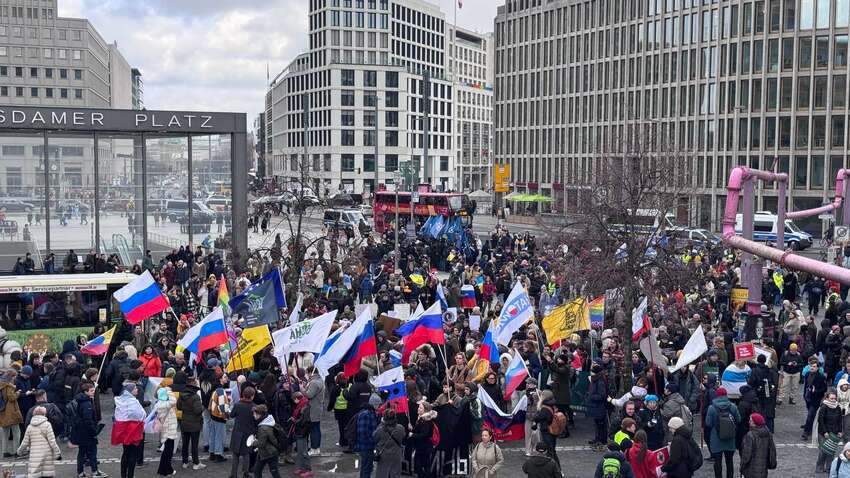 Берлин заполонили российские флаги: что происходит (ФОТО) Берлин заполонили российские флаги: что происходит (ФОТО)