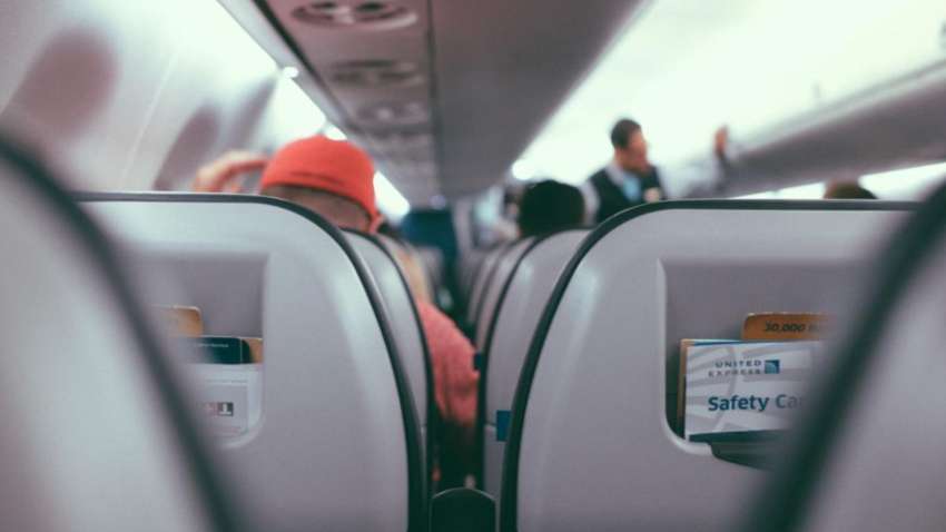 Скандал на борту літака: 73-річний чоловік домагався чотирьох жінок