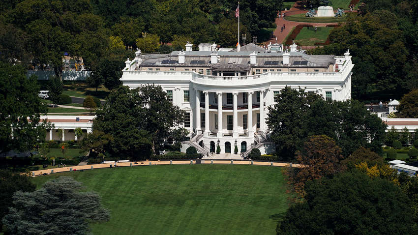 "Опасность миновала?": у Белого Дома убирают защитные ограждения,  установленные во время массовых акций 