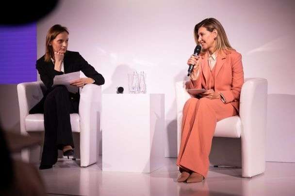  Олена Зеленська прийшла на конференцію дипломатії у стильному вбранні (ФОТО)