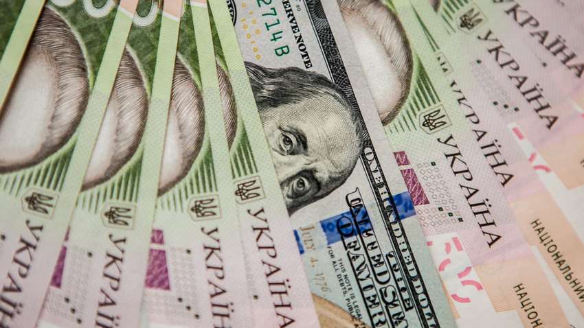 Нацбанк відновив офіційний курс валют: долар продовжує дешевшати