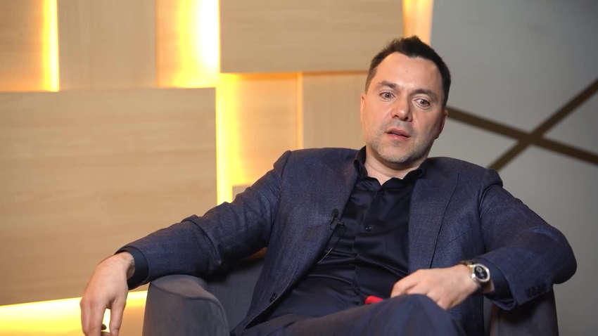 Розслідувачі розкрили таємницю, як Арестович виїхав з України  Розслідувачі розкрили таємницю, як Арестович виїхав з України