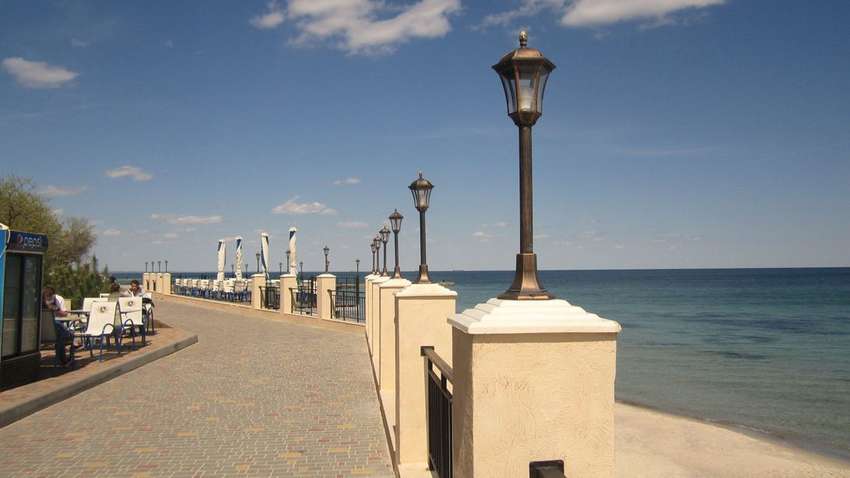 На одеському пляжі сталася сутичка місцевих жителів з десятками силовиків в шоломах (ВІДЕО)