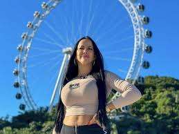 Несподіваний дощ із грошей: блогерка втішила туристів на бразильському пляжі