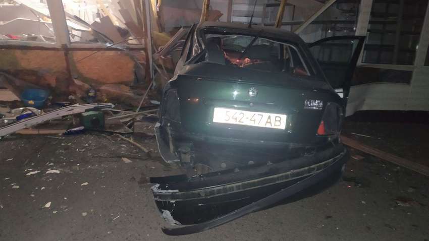 Автомобіль влетів в мінімаркет біля Дніпра