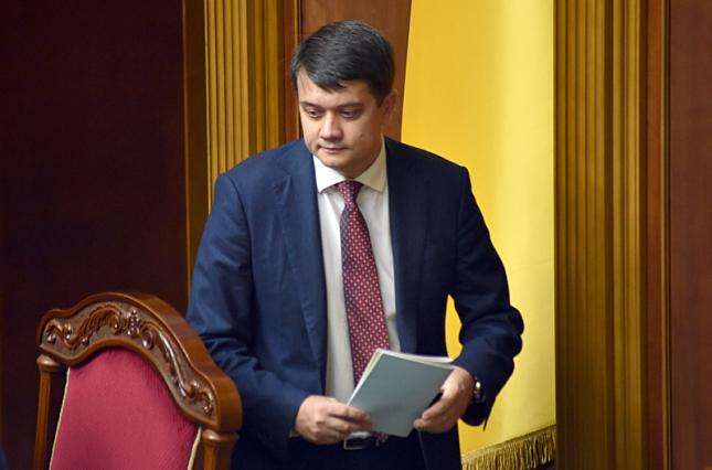 Разумков розповів, скільки гектарів землі будуть продавати в одні руки