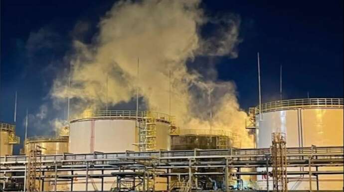 У Росії у вогні НПЗ та військова частина: деталі масованого удару