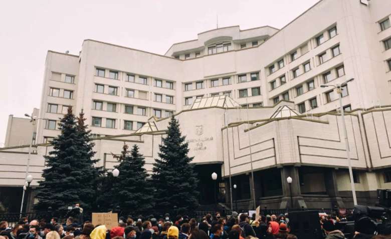 Подготовка к новым протестам: Конституционный суд заказал решетки на 49 тысяч гривен  Подготовка к новым протестам: Конституционный суд заказал решетки на 49 тысяч гривен