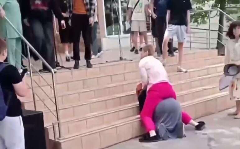 У Дніпрі неадекватна жінка напала на дітей у школі: вчителька повалила її на землю (ВІДЕО)