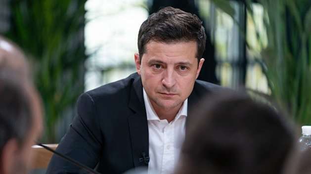 После конфуза с Латвией Зеленский подарил пресс-службе атлас 