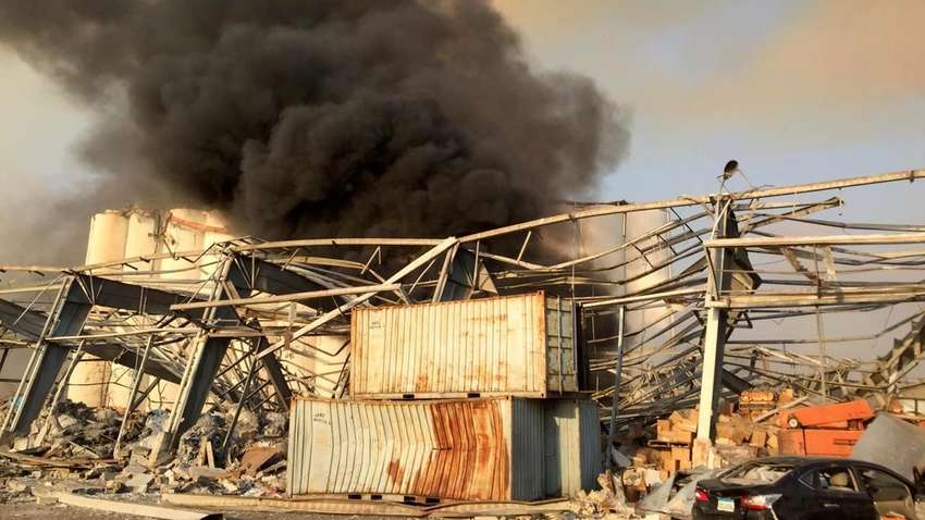 Окровавленные люди и тонны железа: как сейчас выглядит разрушенный взрывами Бейрут (ФОТО)