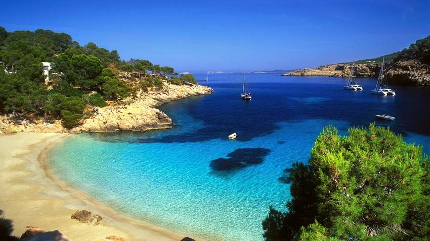 Испанию закроют для туристов еще на год